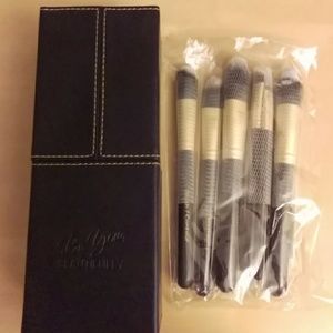 NWOT Chic Core Professional Makeup Brushes